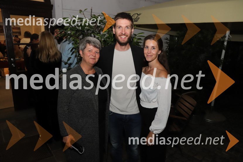  Mojca Redjko, samostojna kulturna delavka;  Robert Korošec, igralec;  Nina Rakovec, igralka, pevkaPremiera koprodukcijske predstave Pohorski bataljon