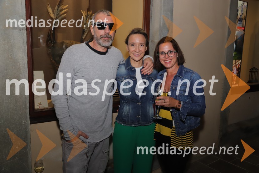  ... ;  Mojca Funkl, igralka;  Petra Hrastar, MGLPremiera koprodukcijske predstave Pohorski bataljon