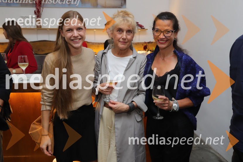  Ana  Samobor;  Barbara Hieng Samobor, direktorica in umetniška vodja MGL;  Simona  Belle, služba za stike z javnostmi MGLPremiera koprodukcijske predstave Pohorski bataljon