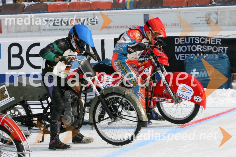 Tekmovalca na štartuSPEEDWAY NA LEDU, polfinale svetovnega prvenstva posameznikov, 2. dirka