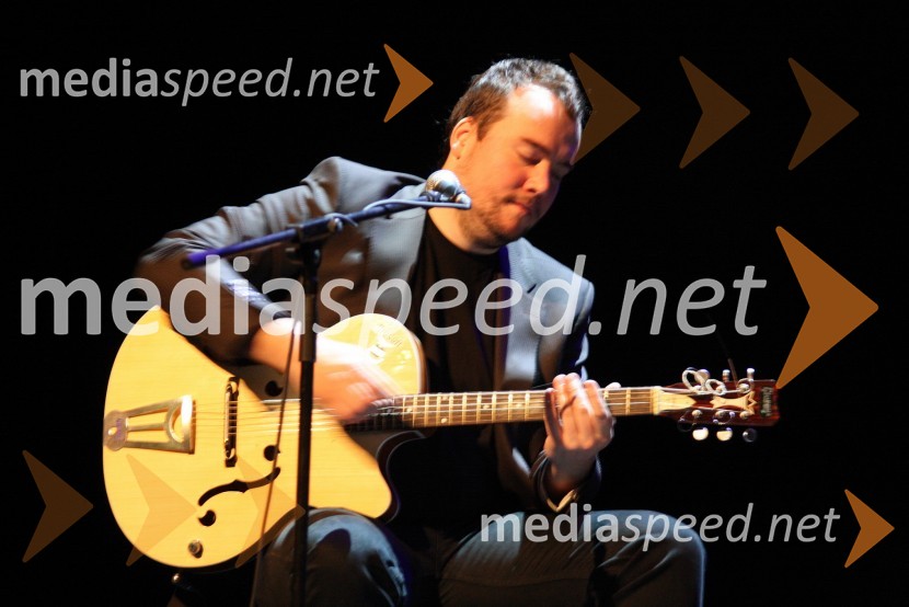 Rok Predin, član skupine The Gypsy Swing band in sin Zorana PredinaZoran Predin & The Gypsy Swing band, koncert v SNG Maribor