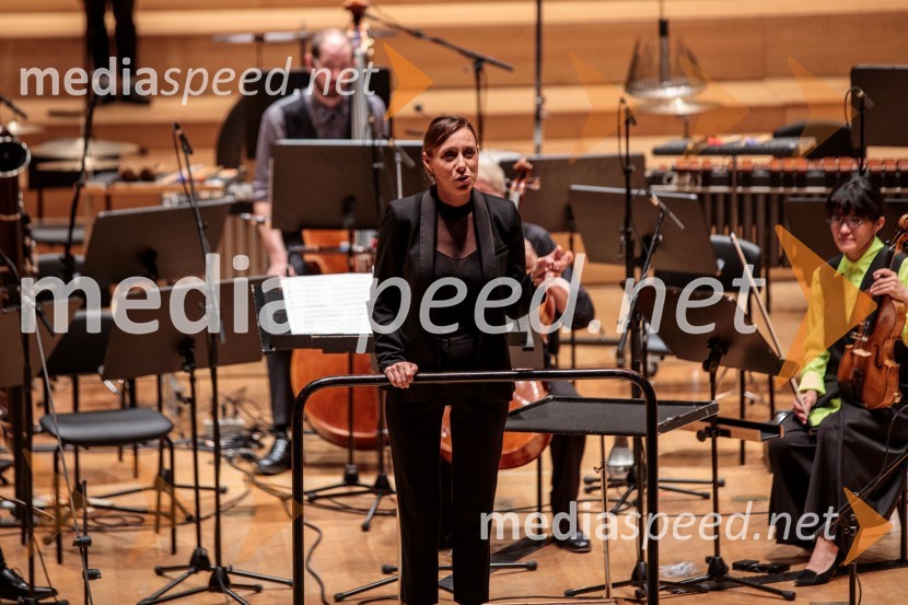  Lucie  Leguay, dirigentkaKoncert Ensemble Moderna v Cankarjevem domu