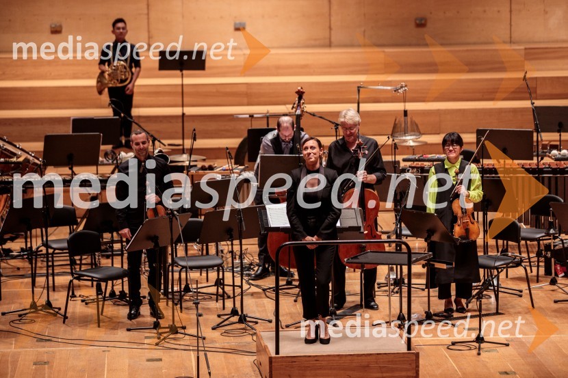  Lucie  Leguay, dirigentkaKoncert Ensemble Moderna v Cankarjevem domu