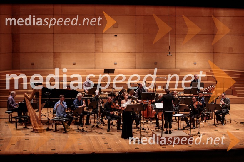 Nika Gorič, sopranistka;  Lucie  Leguay, dirigentkaKoncert Ensemble Moderna v Cankarjevem domu
