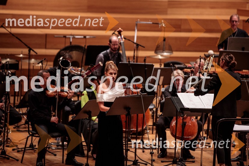  Nika Gorič, sopranistka;  Lucie  Leguay, dirigentkaKoncert Ensemble Moderna v Cankarjevem domu