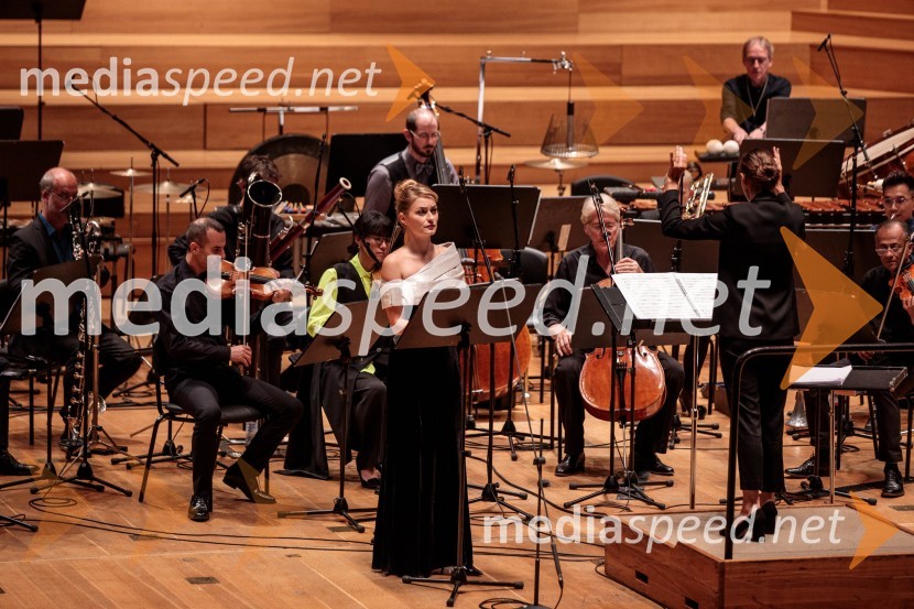  Nika Gorič, sopranistka;  Lucie  Leguay, dirigentkaKoncert Ensemble Moderna v Cankarjevem domu