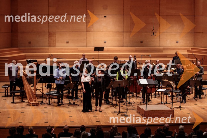  Nika Gorič, sopranistka;  Lucie  Leguay, dirigentkaKoncert Ensemble Moderna v Cankarjevem domu