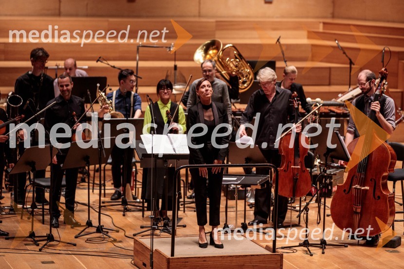 Lucie  Leguay, dirigentkaKoncert Ensemble Moderna v Cankarjevem domu