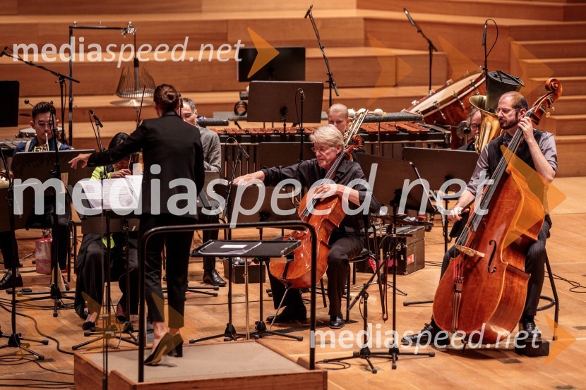  Lucie  Leguay, dirigentkaKoncert Ensemble Moderna v Cankarjevem domu