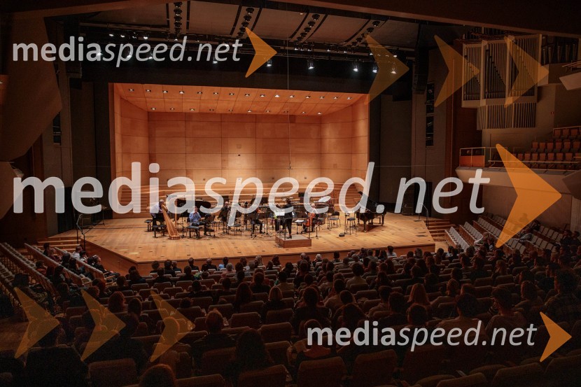  Lucie  Leguay, dirigentkaKoncert Ensemble Moderna v Cankarjevem domu