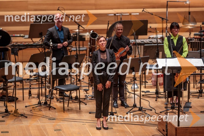  Lucie  Leguay, dirigentkaKoncert Ensemble Moderna v Cankarjevem domu