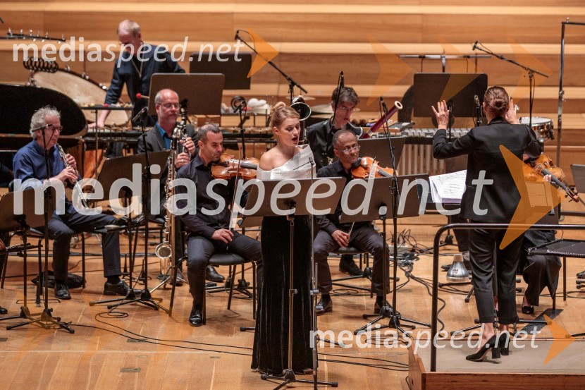  Nika Gorič, sopranistka;  Lucie  Leguay, dirigentkaKoncert Ensemble Moderna v Cankarjevem domu