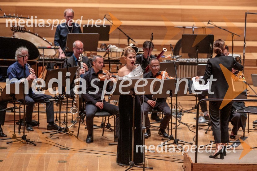 Nika Gorič, sopranistka;  Lucie  Leguay, dirigentkaKoncert Ensemble Moderna v Cankarjevem domu