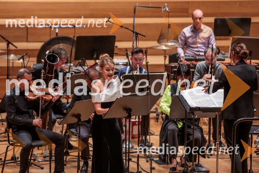  Nika Gorič, sopranistka;  Lucie  Leguay, dirigentkaKoncert Ensemble Moderna v Cankarjevem domu