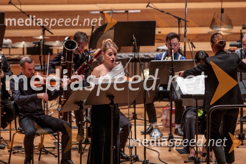  Nika Gorič, sopranistka;  Lucie  Leguay, dirigentkaKoncert Ensemble Moderna v Cankarjevem domu