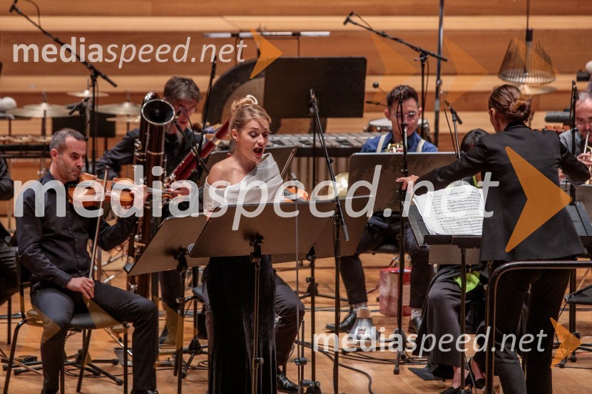  Nika Gorič, sopranistka;  Lucie  Leguay, dirigentkaKoncert Ensemble Moderna v Cankarjevem domu