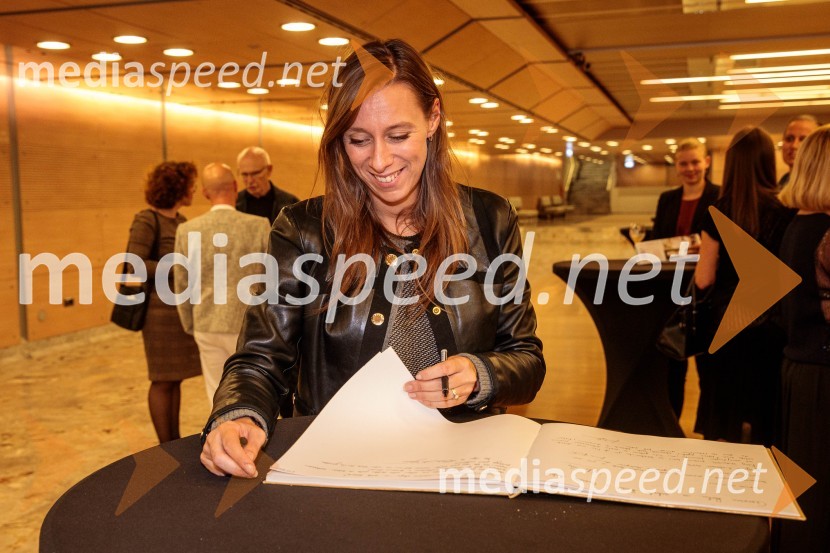  Lucie  Leguay, dirigentkaKoncert Ensemble Moderna v Cankarjevem domu