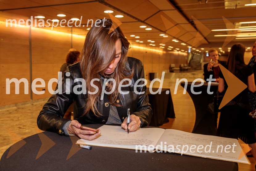  Lucie  Leguay, dirigentkaKoncert Ensemble Moderna v Cankarjevem domu