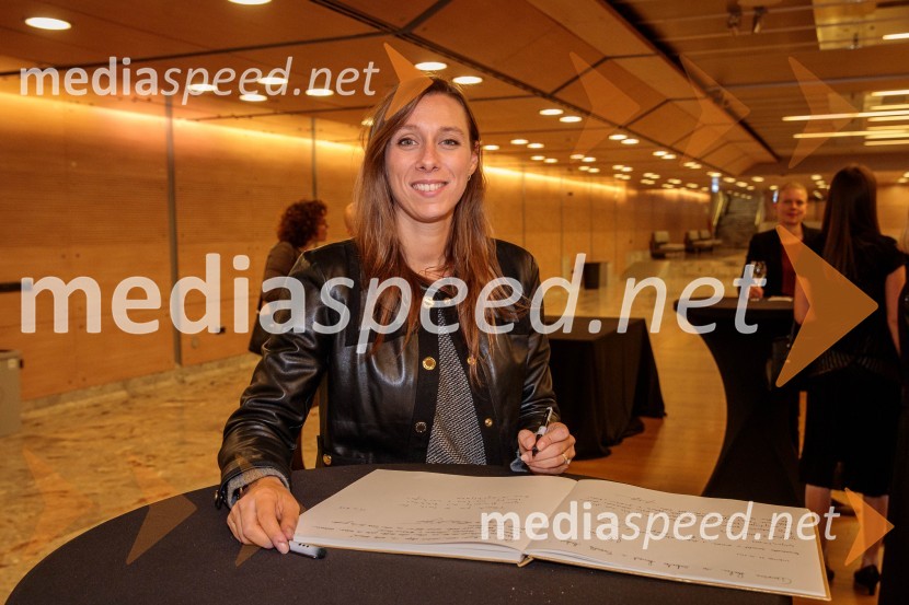  Lucie  Leguay, dirigentkaKoncert Ensemble Moderna v Cankarjevem domu