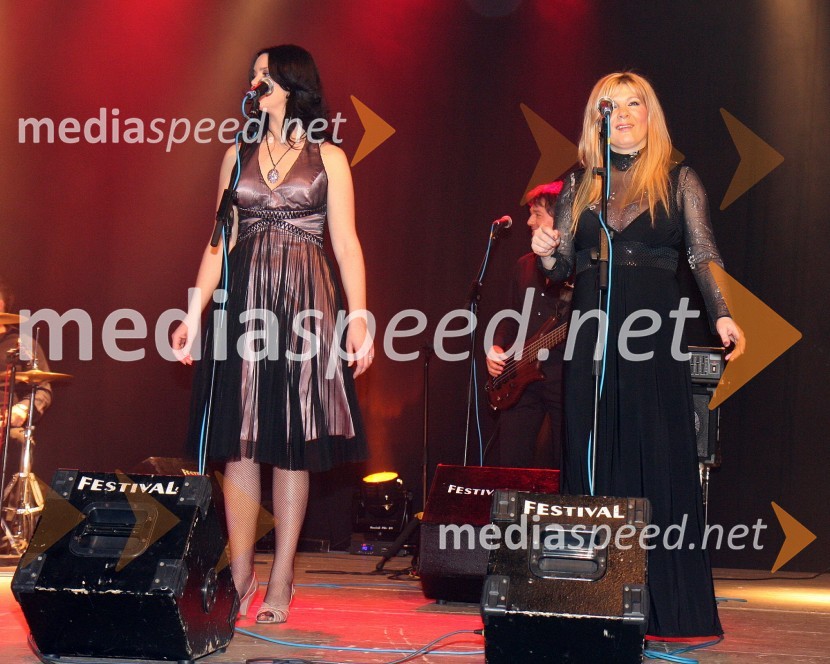 Andreja Pinotič, pevka skupine Nova legija in ...Werner z gosti, koncertna turneja