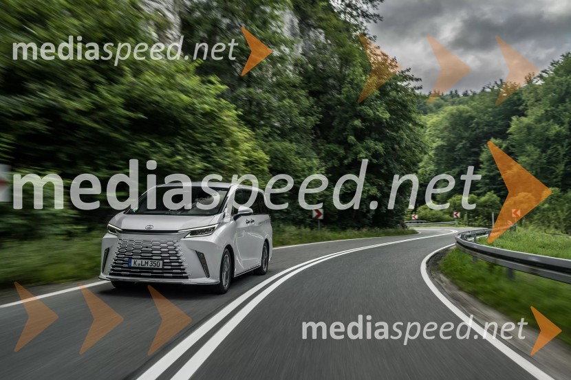 Povsem novi LEXUS LM