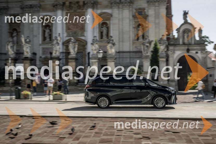 Povsem novi LEXUS LM