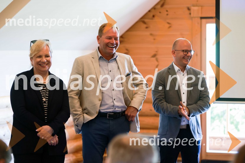  Sabrina Pečelin, vodja odnosov z javnostmi pri Porsche Slovenija d.o.o.;  Marko Škriba, direktor znamke Volkswagen pri Porsche Slovenija d.o.o.;  ... Volkswagen Touareg, predstavitev prenovljene tretje generacije