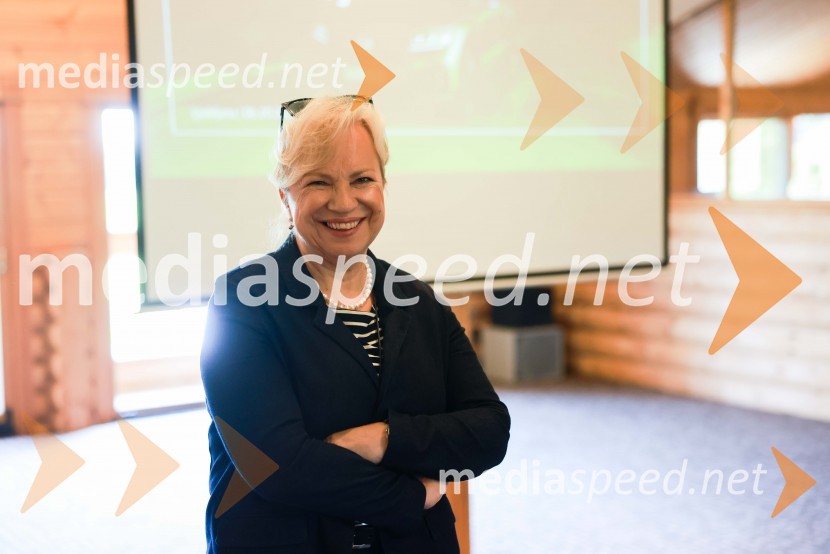  Sabrina Pečelin, vodja odnosov z javnostmi pri Porsche Slovenija d.o.o.Volkswagen Touareg, predstavitev prenovljene tretje generacije