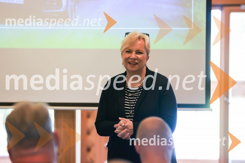  Sabrina Pečelin, vodja odnosov z javnostmi pri Porsche Slovenija d.o.o.Volkswagen Touareg, predstavitev prenovljene tretje generacije