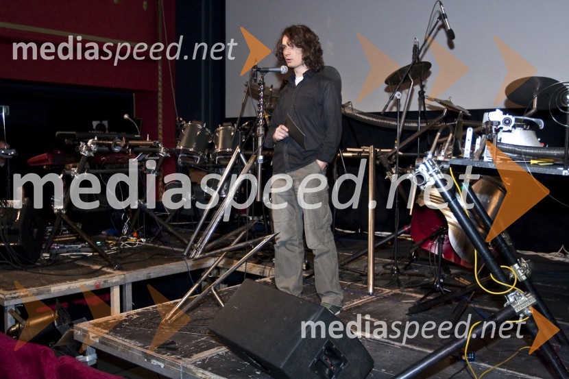 Jure Longyka, voditelj predstavitve in moderator Radia SlovenijaPremierna koncertna predstavitev nove zasedbe The Stroj in projekta Kymatikon