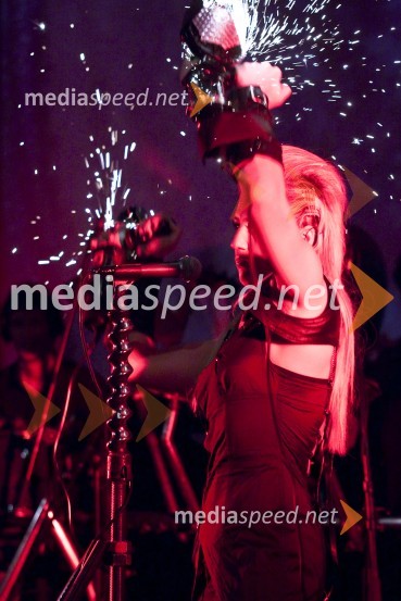 Premierna koncertna predstavitev nove zasedbe The Stroj in projekta Kymatikon (Eva Breznikar, članica zasedbe)Premierna koncertna predstavitev nove zasedbe The Stroj in projekta Kymatikon