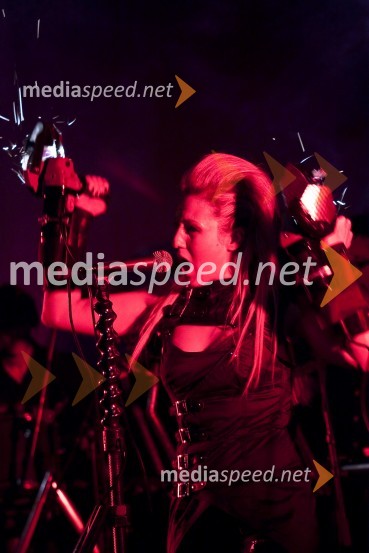 Premierna koncertna predstavitev nove zasedbe The Stroj in projekta Kymatikon (Eva Breznikar, članica zasedbe)Premierna koncertna predstavitev nove zasedbe The Stroj in projekta Kymatikon