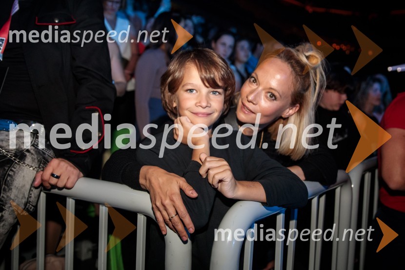  Oskar Emeršič;  Viktorija Bencik Emeršič, igralkaJoker Out napolnili Stožice