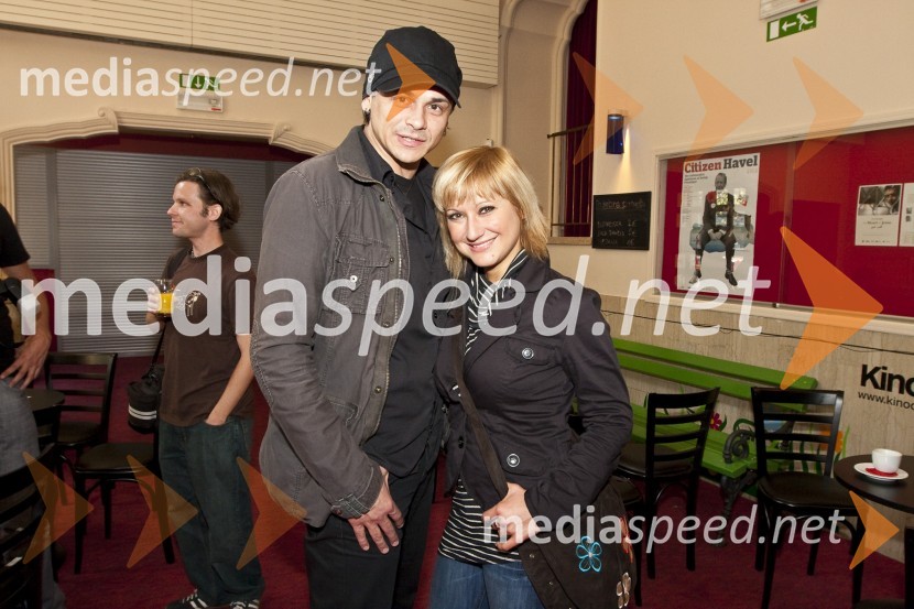 Samuel Lucas, pevec in Tina Hižar, novinarka in nekdanja tekmovalka v drugi sezoni resničnostnega šova BarPremierna koncertna predstavitev nove zasedbe The Stroj in projekta Kymatikon