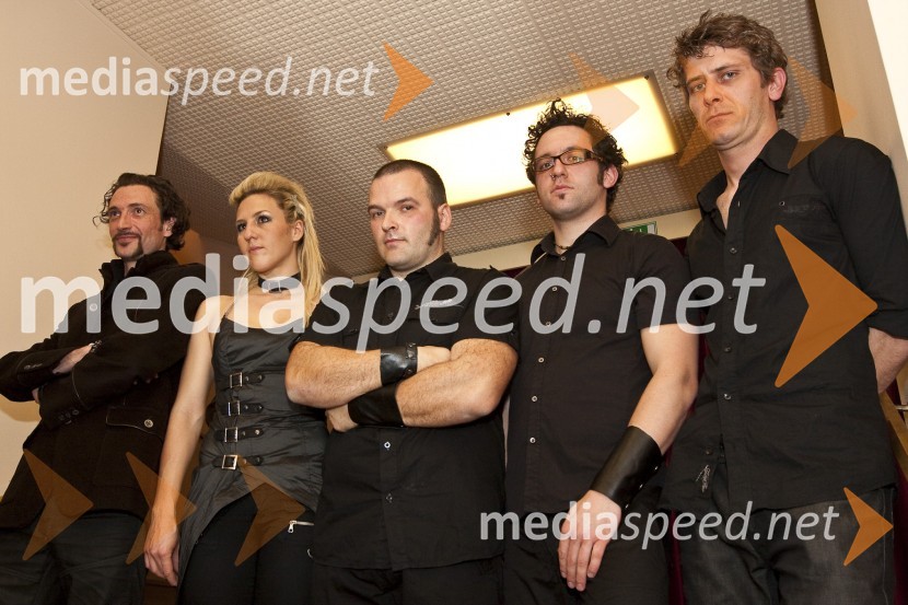 Zasedba The Stroj (Primož Oberžan, Eva Breznikar, Goran Završnik, Anže Žurbi in Žiga Kožar)Premierna koncertna predstavitev nove zasedbe The Stroj in projekta Kymatikon