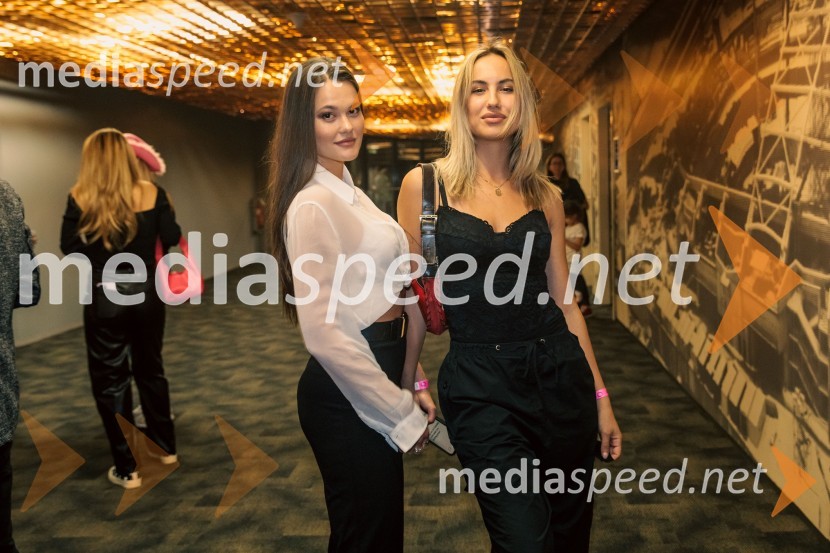  Laura Škvorc, Miss Earth Slovenije 2015, model;  Pia Nina Stružnik, glasbenicaJoker Out napolnili Stožice