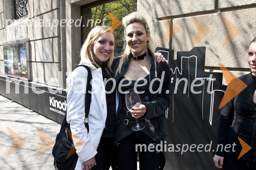 Aleksandra Šestir, pevka in Eva Breznikar, članica zasedbe The StrojPremierna koncertna predstavitev nove zasedbe The Stroj in projekta Kymatikon