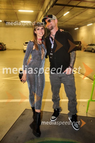  Cassie Kagen, frizerka;  Tomi Meglič, glasbenik, pevec skupine SiddhartaJoker Out napolnili Stožice