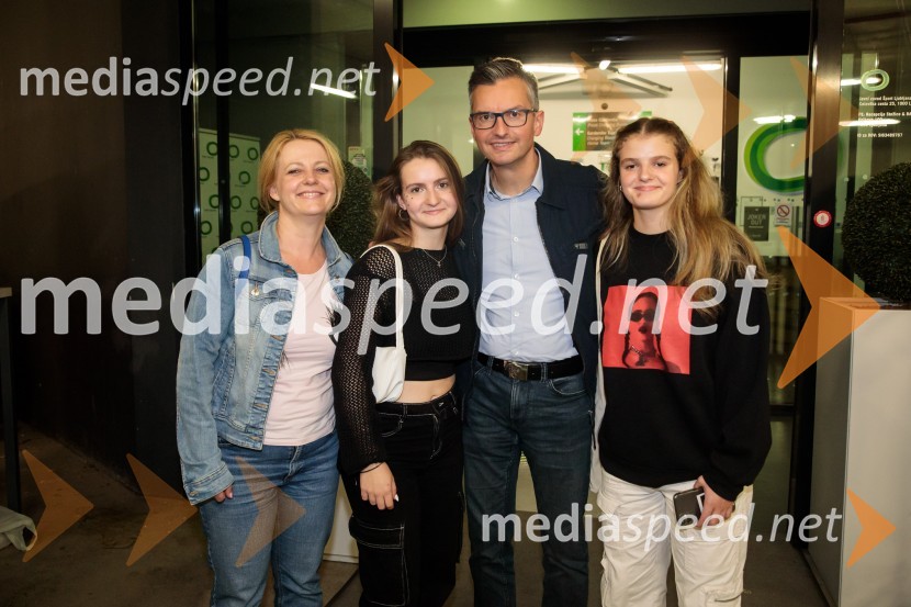  Barbara Iskra Šarec;  Gabrijela Šarec;  Marjan  Šarec, minister za obrambo;  Vivijana ŠarecJoker Out napolnili Stožice