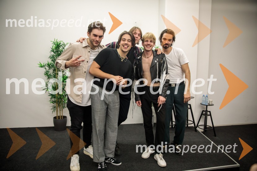  Nace Junkar, operni pevec;  Bojan Cvjetićanin, Joker Out;  Kris  Guštin, Joker Out;  Jure Maček,  Joker Out;  Jan  Peteh, Joker OutJoker Out napolnili Stožice