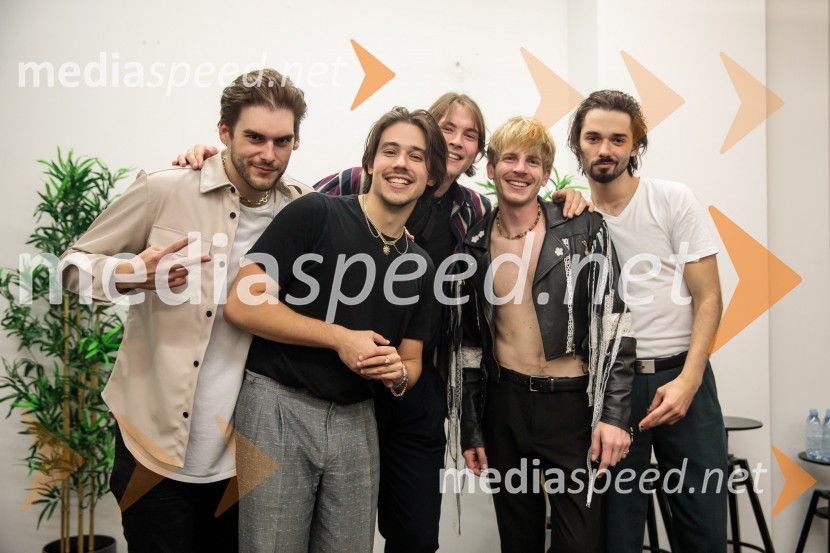  Nace Junkar, operni pevec;  Bojan Cvjetićanin, Joker Out;  Kris  Guštin, Joker Out;  Jure Maček,  Joker Out;  Jan  Peteh, Joker OutJoker Out napolnili Stožice