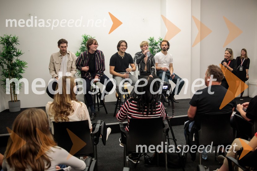  Nace Junkar, operni pevec;  Kris  Guštin, Joker Out;  Bojan Cvjetićanin, Joker Out;  Jure Maček,  Joker Out;  Jan  Peteh, Joker OutJoker Out napolnili Stožice