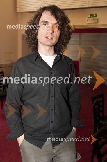 Jure Longyka, voditelj predstavitve in moderator Radia SlovenijaPremierna koncertna predstavitev nove zasedbe The Stroj in projekta Kymatikon