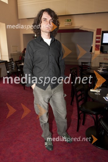 Jure Longyka, voditelj predstavitve in moderator Radia SlovenijaPremierna koncertna predstavitev nove zasedbe The Stroj in projekta Kymatikon