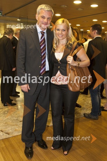 Goran Blažić, direktor predstavništva Hrvaške turistične skupnosti in Špela Močnik, povezovalka dogodka in moderatorka jutranjega programa Radia HitHrvaški večer in koncert Oliverja Dragojeviča