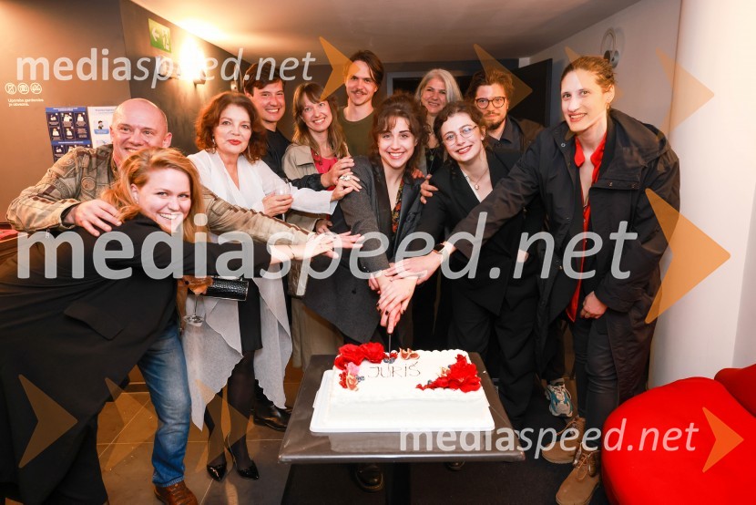  Damjan M. Trbovc, igralec;  Nika Curk, scenografka;  Jagoda Tovirac, igralka;  Mario Dragojević, igralec;  Živa Čebulj, prevajalka in lektorica;  Lovro Zafred, igralec;  Mojka Končar, AGRFT;  Simona Krošl, šepetalka;  Nik Žnidaršič, dramaturg;  Živa Bizovičar, režiserka;  Miranda  Trnjanin, igralkaJuriš premierno na Malem odru SLG Celje