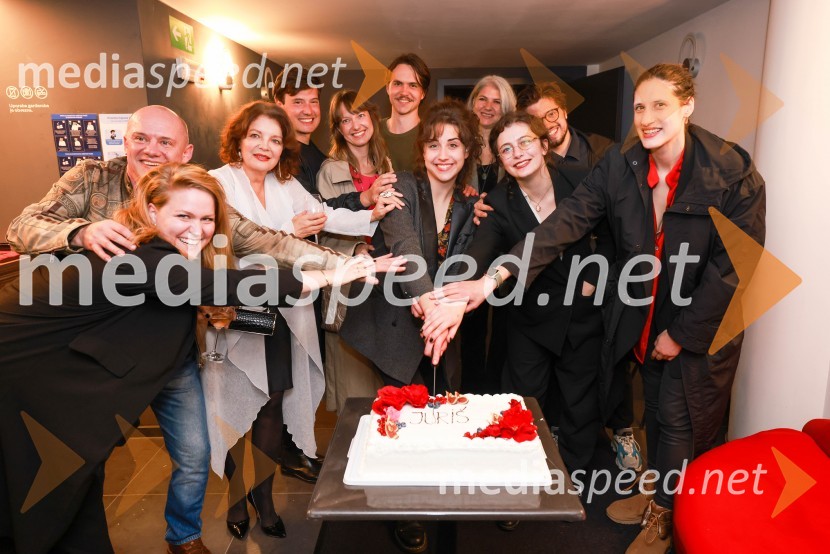  Nika Curk, scenografka;  Damjan M. Trbovc, igralec;  Jagoda Tovirac, igralka;  Mario Dragojević, igralec;  Živa Čebulj, prevajalka in lektorica;  Lovro Zafred, igralec;  Mojka Končar, AGRFT;  Živa Bizovičar, režiserka;  Simona Krošl, šepetalka;  Nik Žnidaršič, dramaturg;  Miranda  Trnjanin, igralkaJuriš premierno na Malem odru SLG Celje