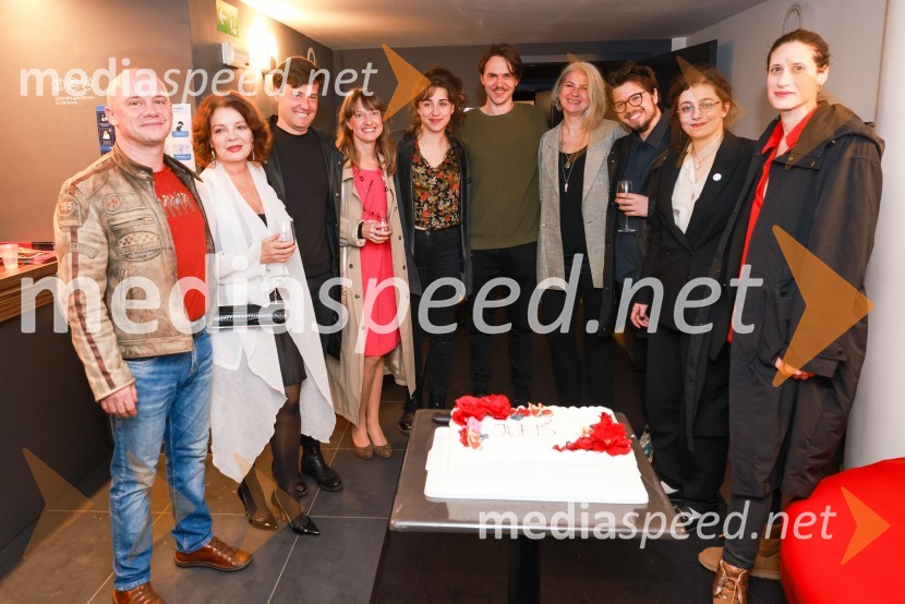  Damjan M. Trbovc, igralec;  Jagoda Tovirac, igralka;  Mario Dragojević, igralec;  Živa Čebulj, prevajalka in lektorica;  Mojka Končar, AGRFT;  Lovro Zafred, igralec;  Simona Krošl, šepetalka;  Nik Žnidaršič, dramaturg;  Živa Bizovičar, režiserka;  Miranda  Trnjanin, igralkaJuriš premierno na Malem odru SLG Celje