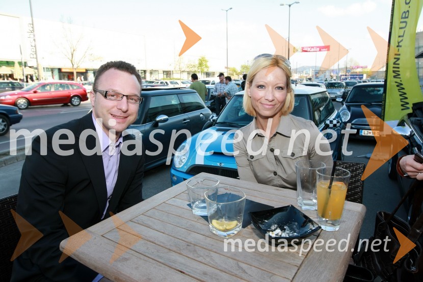 Tadej Tufek, predsednik uprave Adria Airways in Anja Cajhen, event manager pri podjetju SimobilMINI Cabrio, predstavitev