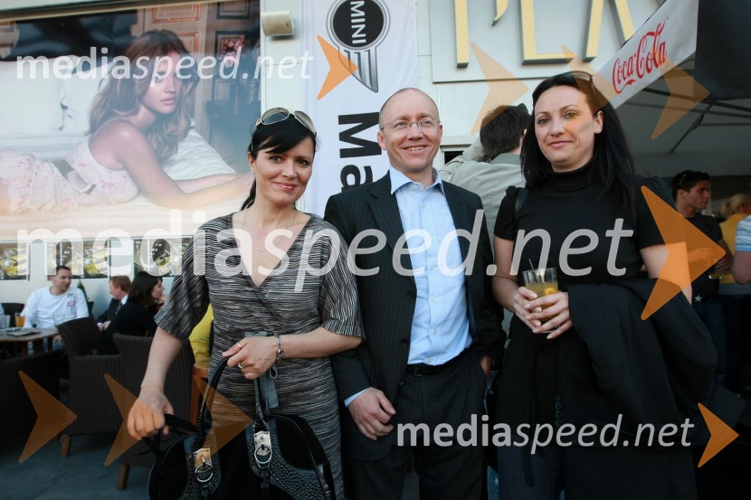 Manuela Ornik, pomočnica uprave za marketing pri podjetju Adria Airways, Tadej Sax, vodja programov BMW in Mini pri Avto Malgaj in ...MINI Cabrio, predstavitev